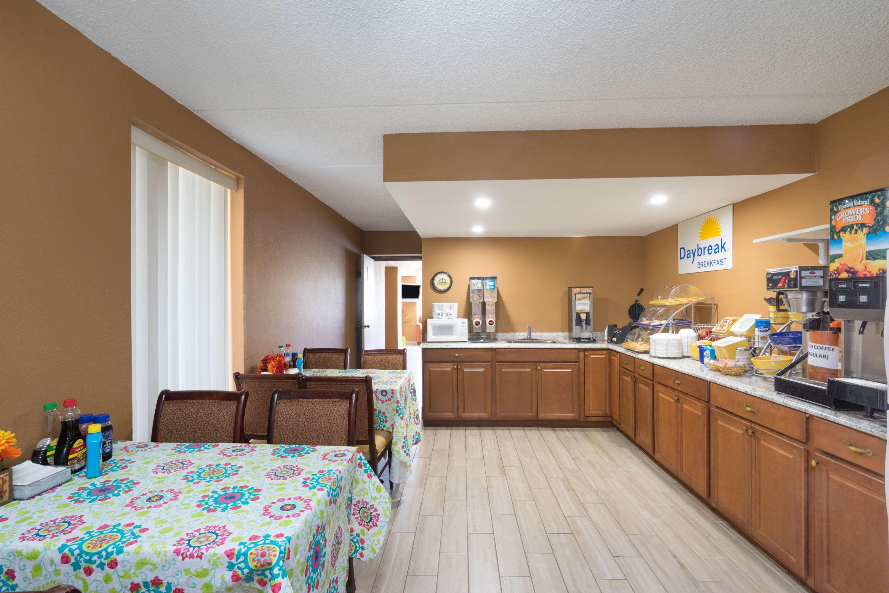 Days Inn By Wyndham Hurricane Mills Ngoại thất bức ảnh