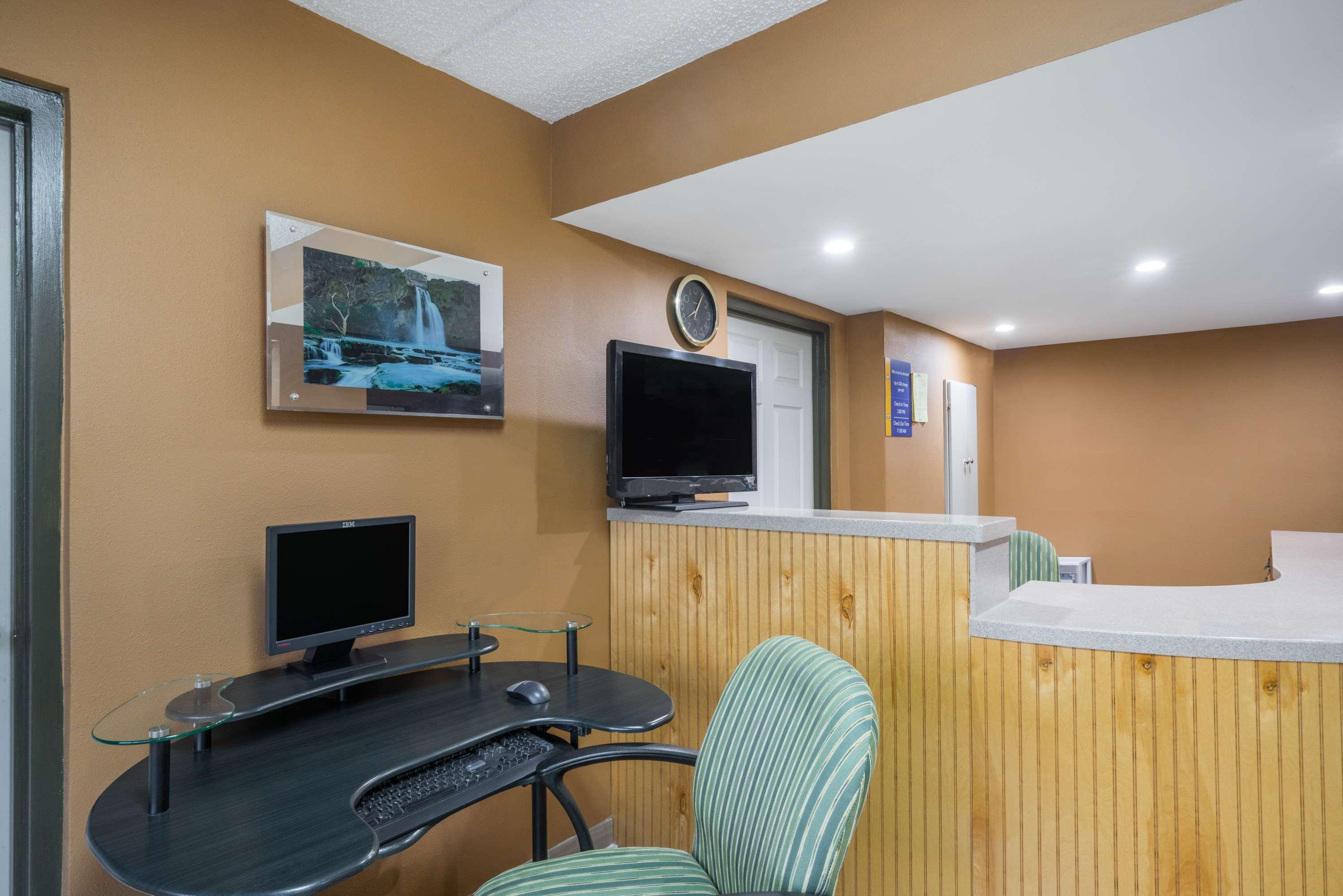 Days Inn By Wyndham Hurricane Mills Ngoại thất bức ảnh