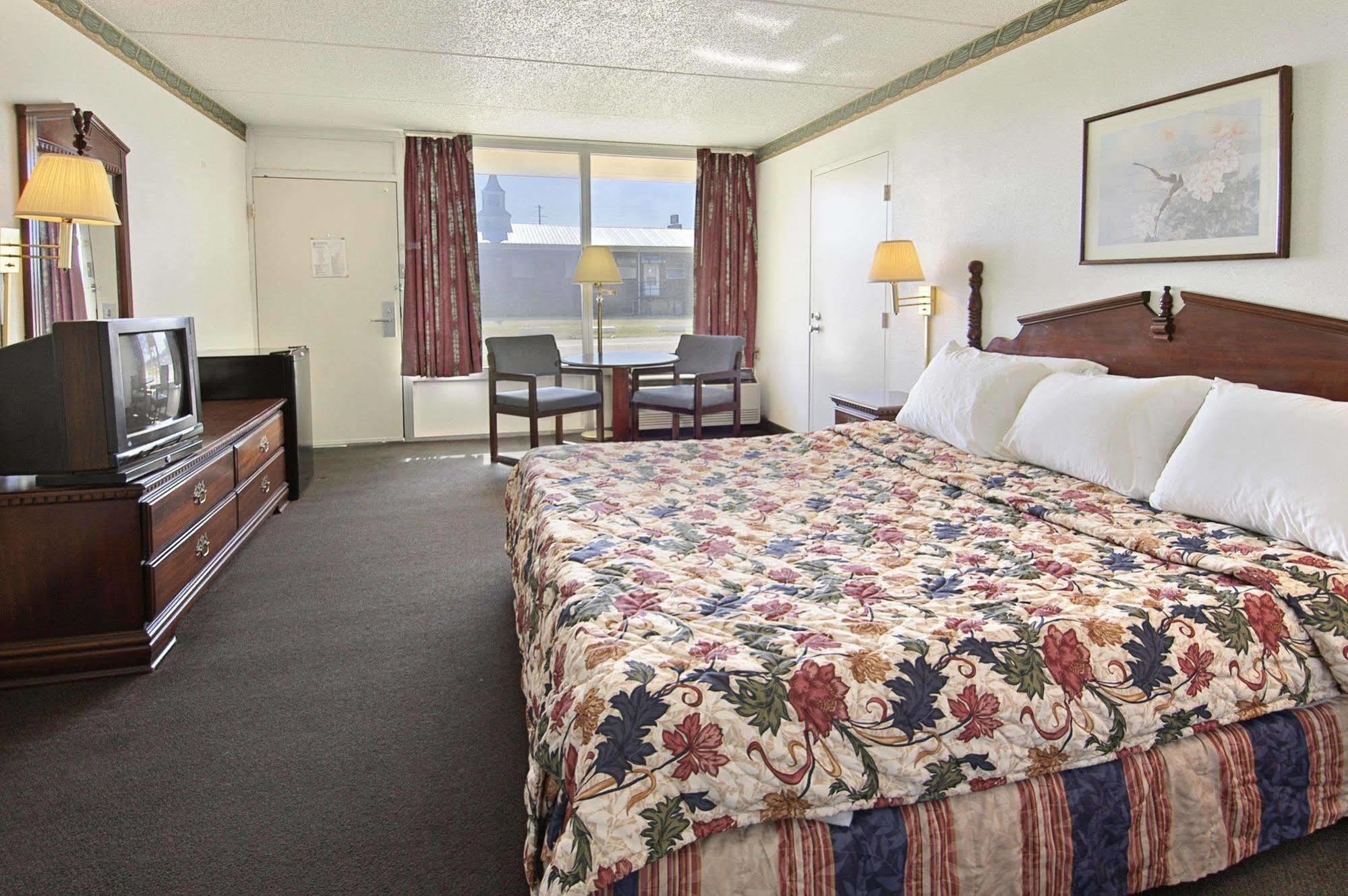 Days Inn By Wyndham Hurricane Mills Ngoại thất bức ảnh